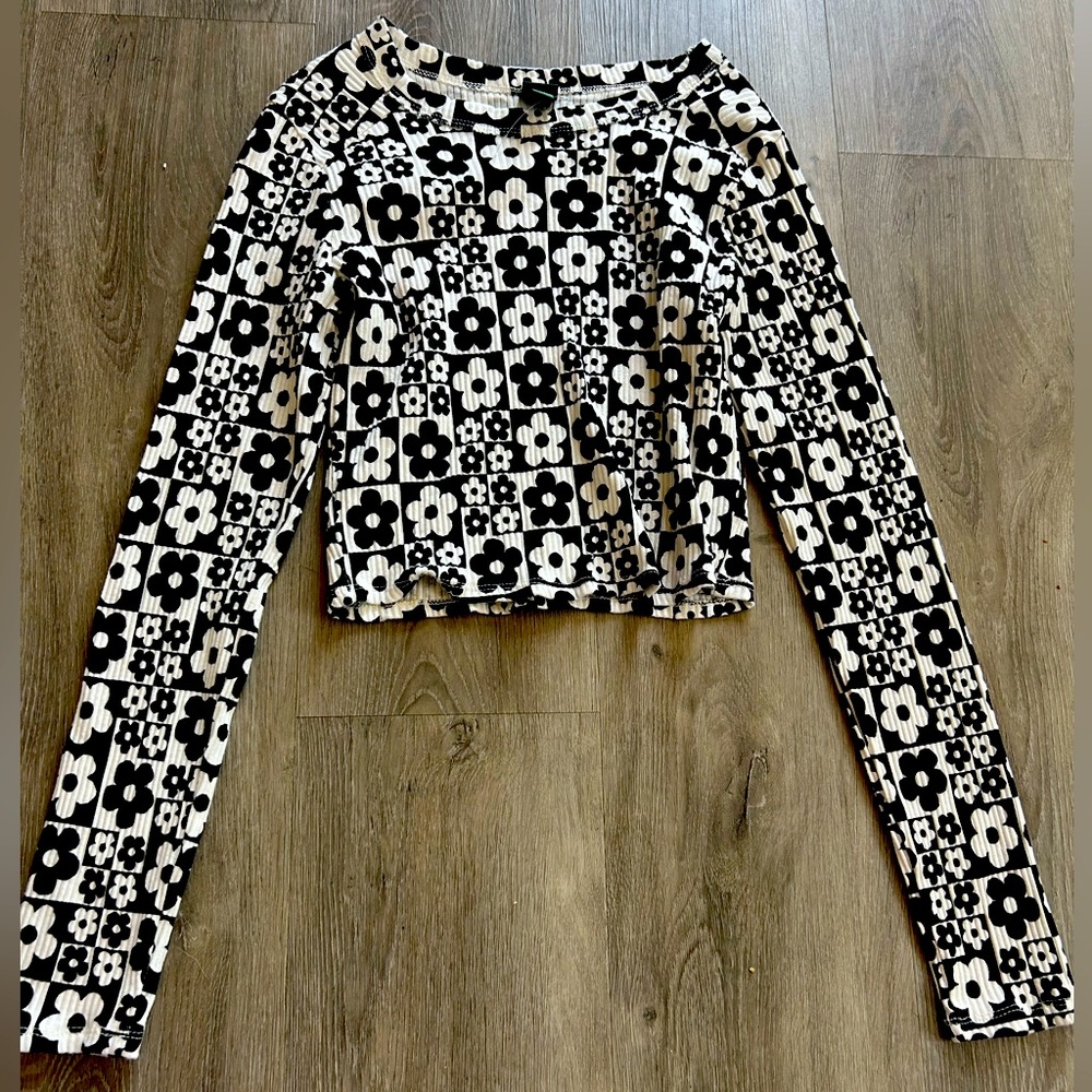 Size S white and black long sleeve crop top - Wild Fable